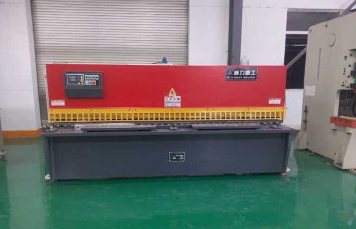 QC11Y-10×32000液壓剪板機，10個厚液壓閘式剪板機